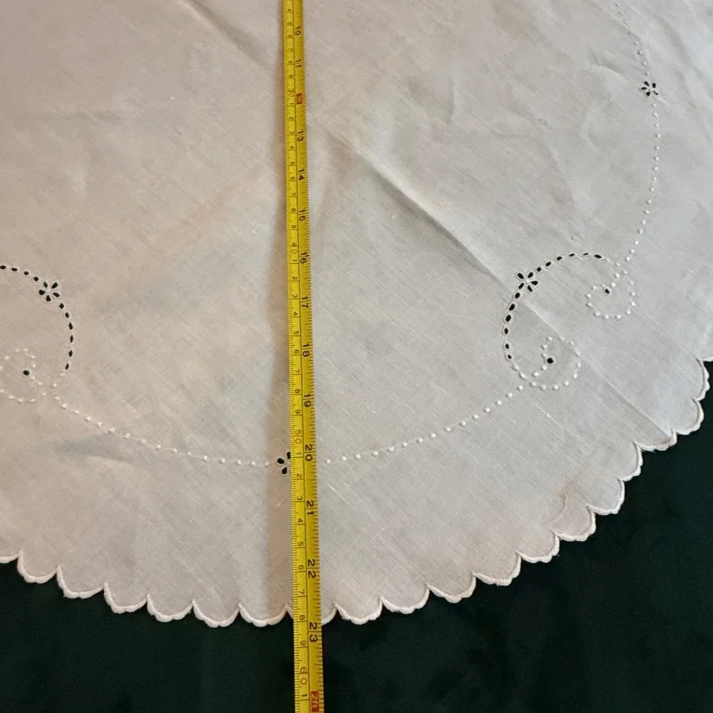Vintage White Linen Doily Set 2pc Scalloped Edge Eyelet Embroidery Round